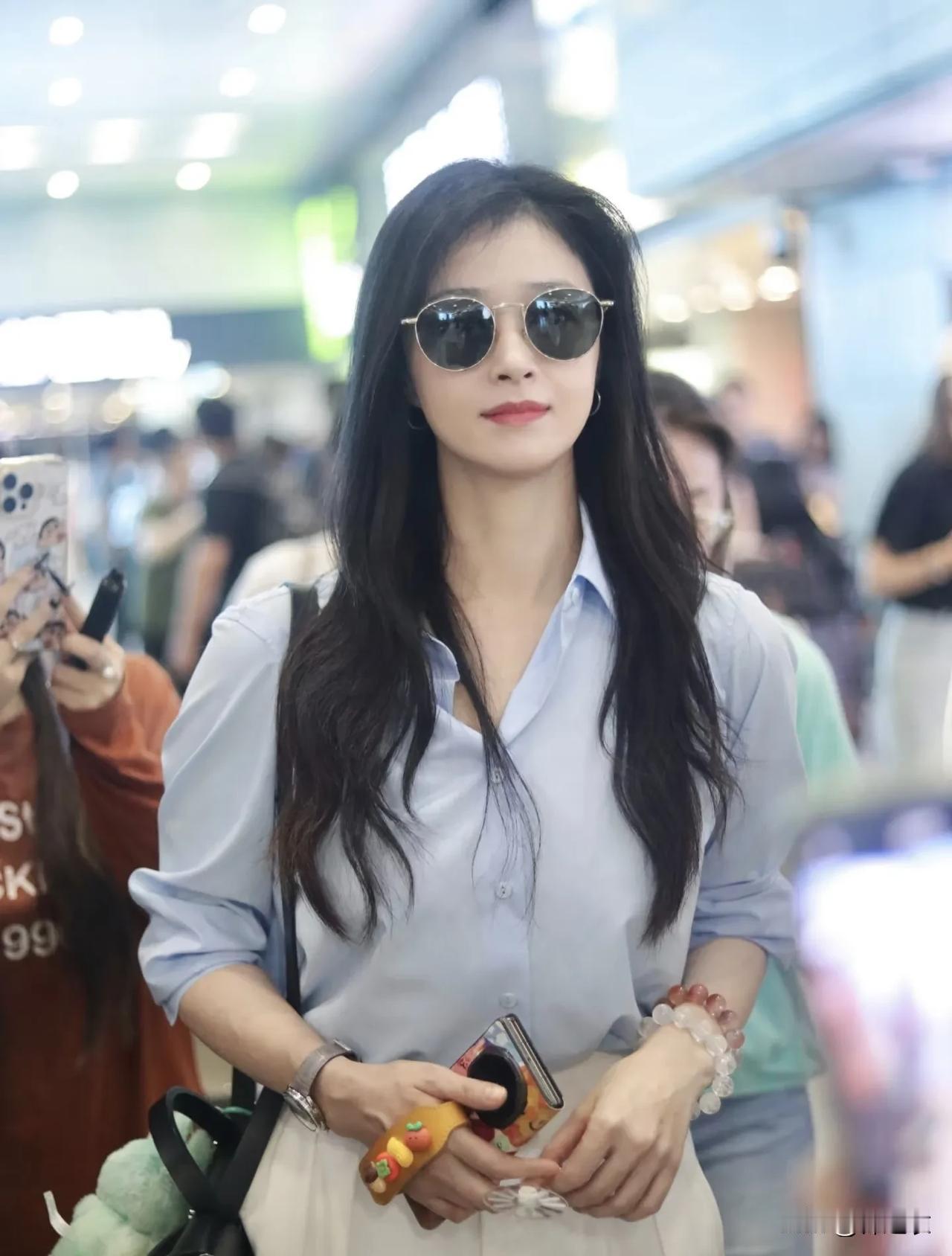 我记得之前就有网友说过，镜头里看起来有点微胖的这种女演员，放到现实里就会非常好看