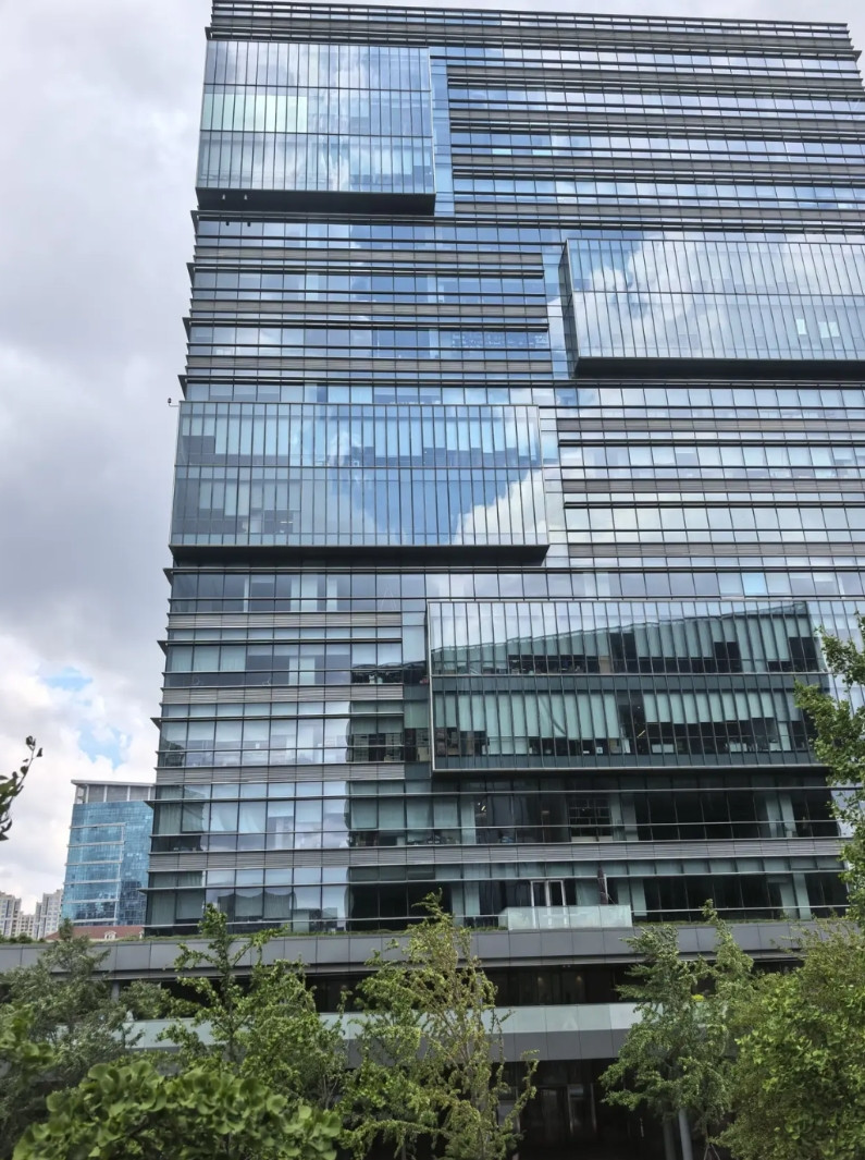 我堂弟自己开的小公司，最近被社保新规卡得难受。之前员工很多不要社保，只要到