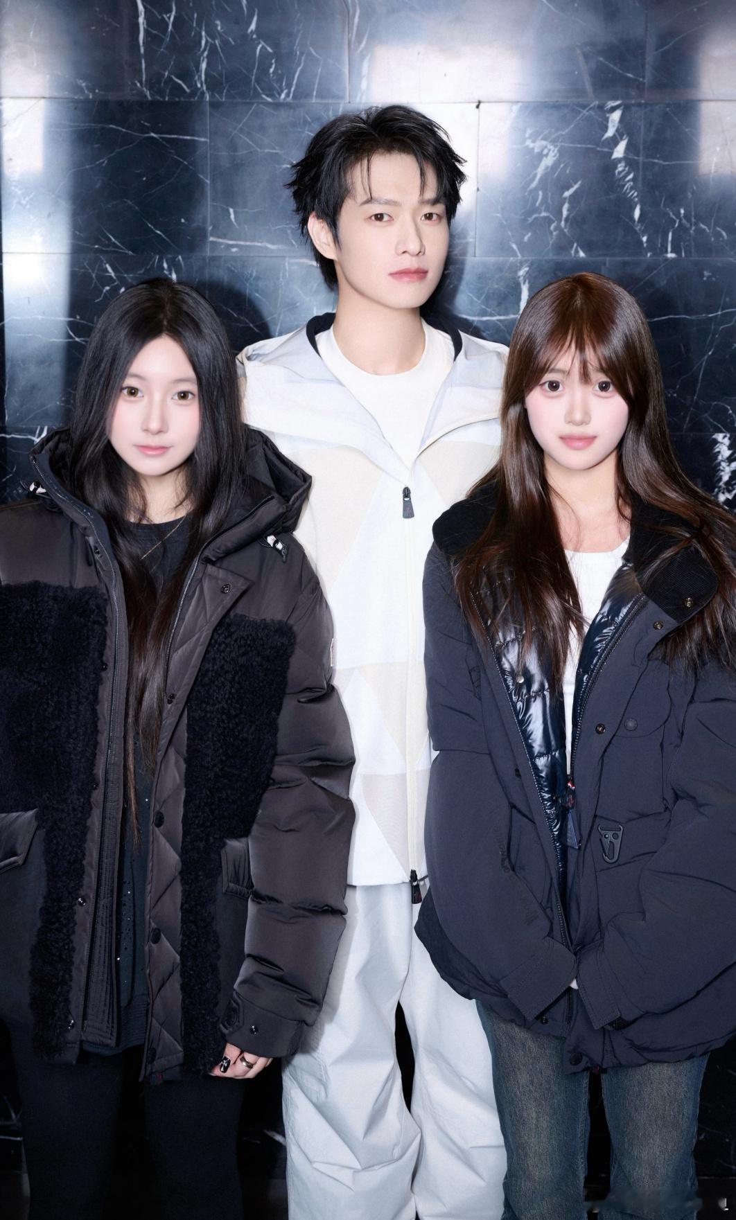 博主女儿跟魏大勋合影，不是魏大勋你也太帅了！！！