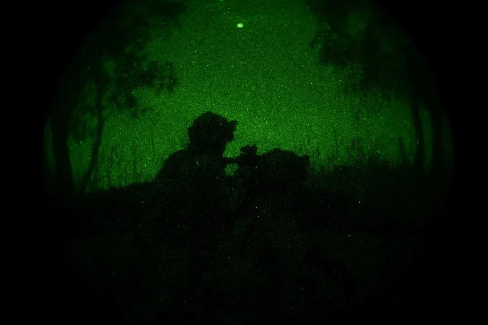 美军擅长夜间发动战争。2025年7月23日，隶属于美军第3步兵师第1装甲旅战斗