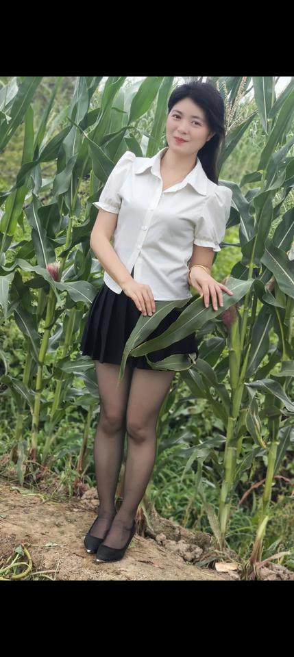 田园少女风，白色衬衫搭配黑色短裙，清新自然，甜美可人。性感洋气穿搭少女感白衬衣