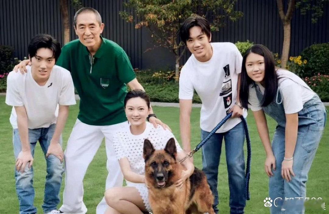 张艺谋与小31岁妻子陈婷的全家福，一双儿子帅气、女儿清秀，满是温馨幸福。