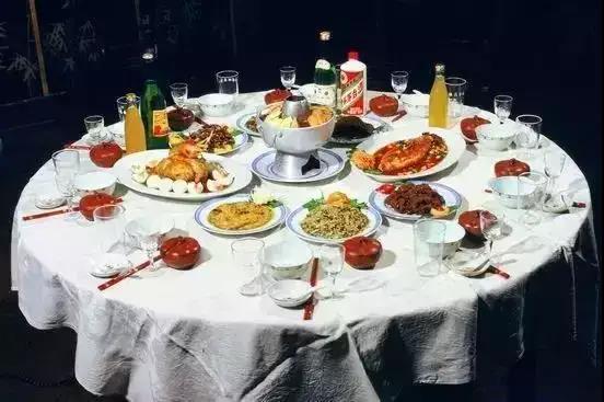 1983年上海国际饭店的一桌酒席茅台8块钱，桔子味饮料2毛二。全部菜品共