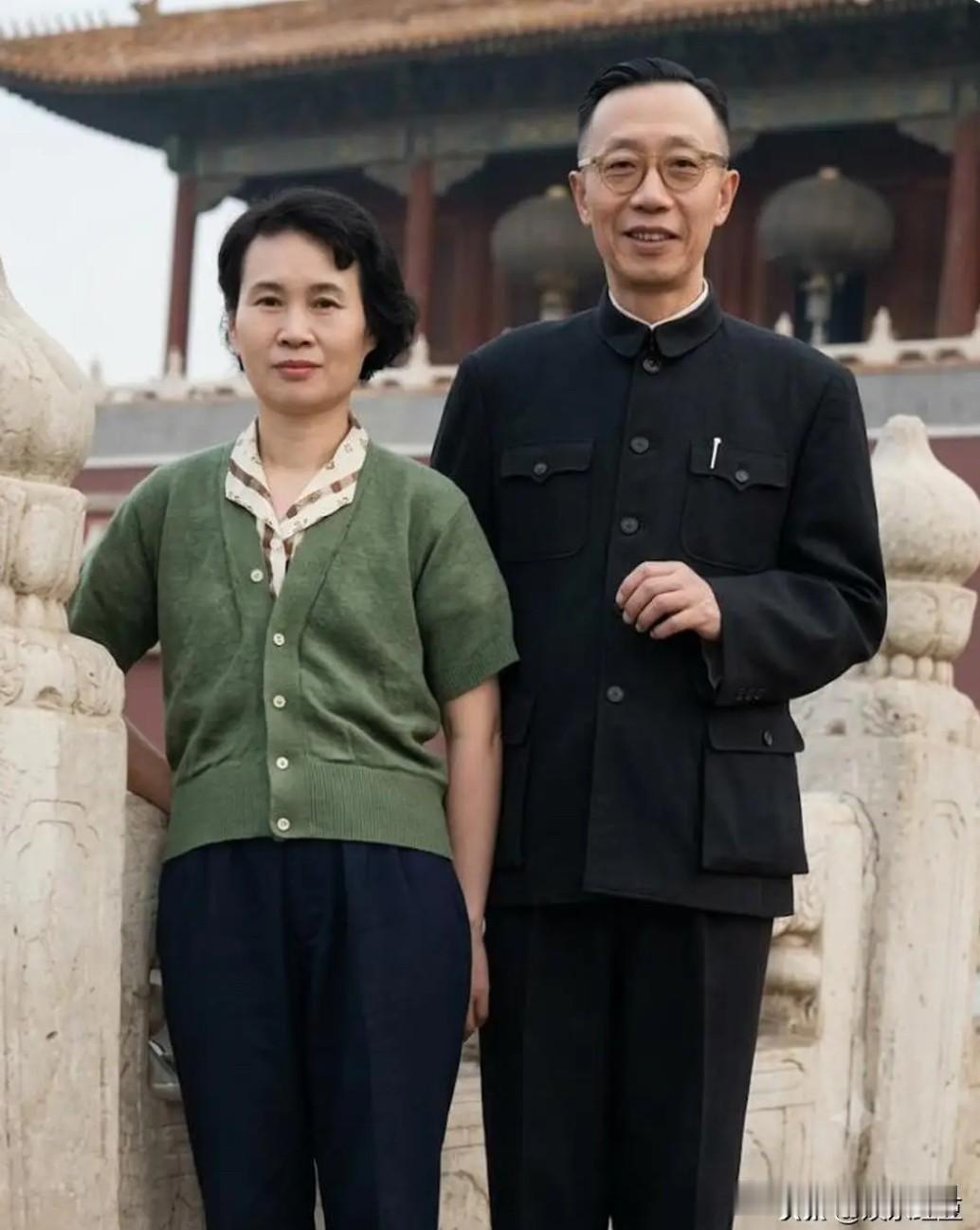 1962年，时年56岁的末代皇帝溥仪与时年38岁的李淑贤结婚。这是他们婚后一起购