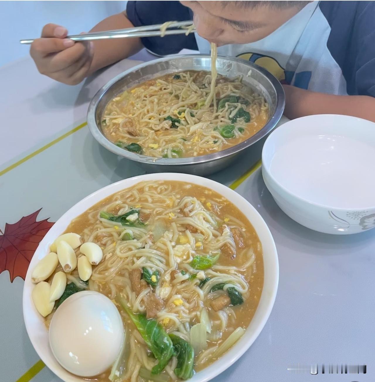 我挺亏欠儿子的，我和她妈妈都没工作了，我们一家已经连吃三天素面了，半个月都