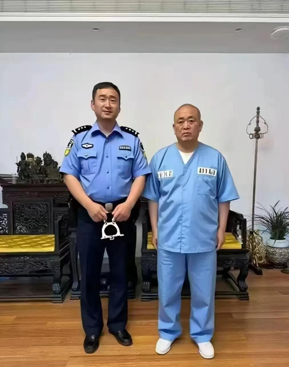 和名人合个照，顺便给手镯开个光[狗头][狗头]
