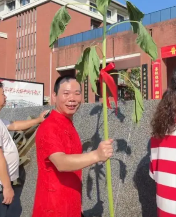 万万没想到家长们为了孩子有个好彩头，究竟有多拼！转眼间又到了一年一度的高考，家