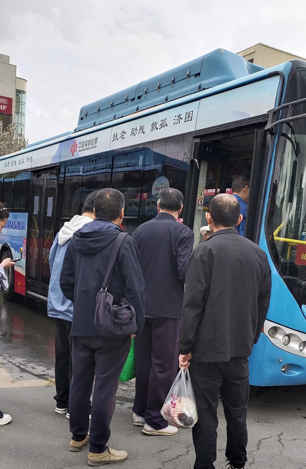这个公交司机算拒载吗？她需要给乘客陪礼道谦吗？6月1曰江通的一辆3路公交车行