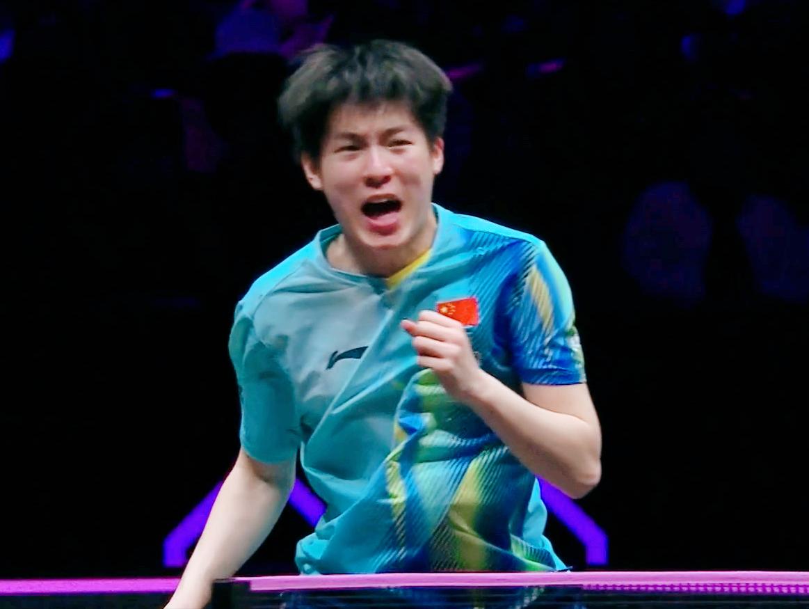 我觉得刘恒教练太棒了，温瑞博去捡球，正好到了刘恒跟前!刘恒高喊：打他正手，打他