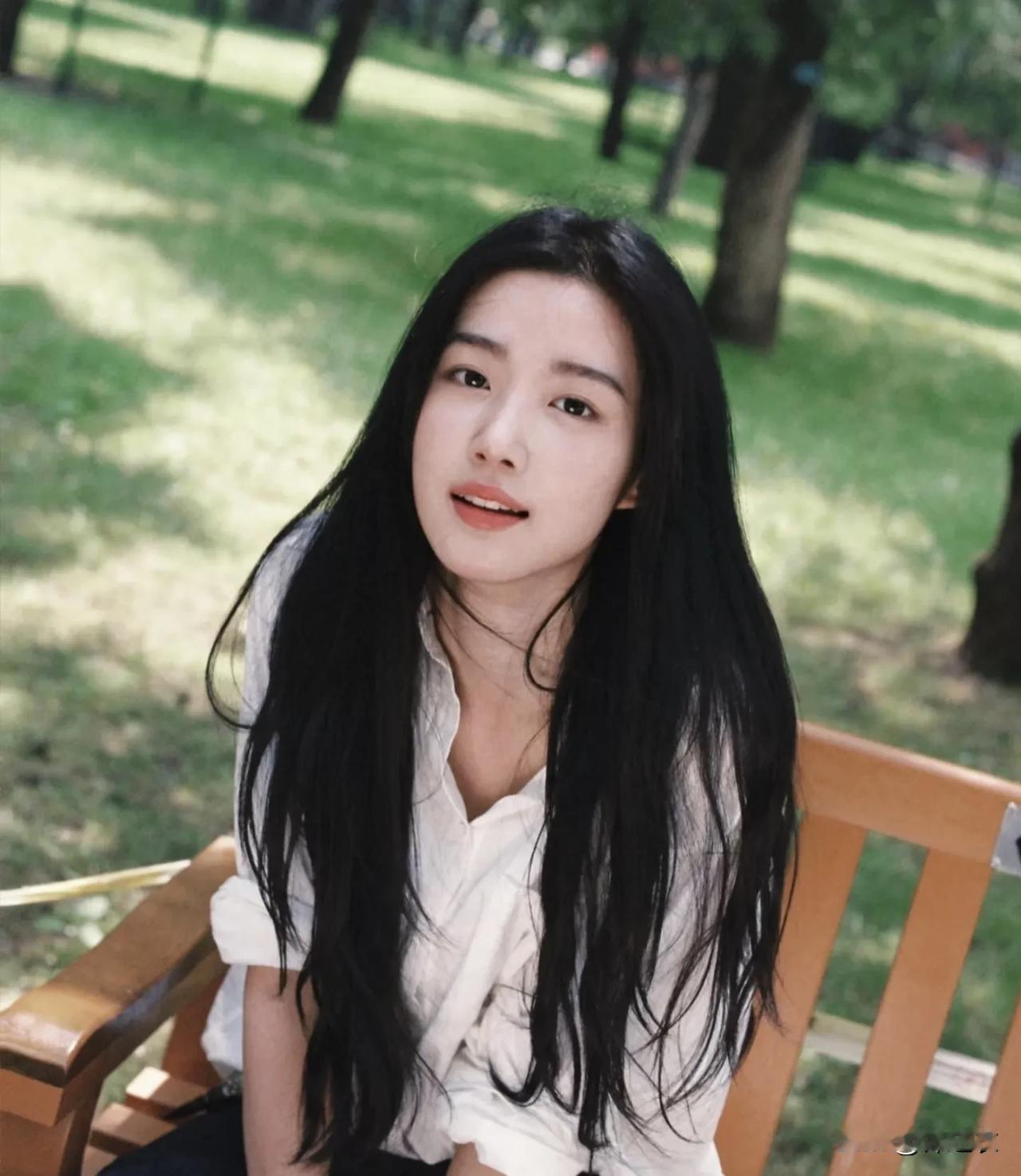 卢昱晓的父母都是医生，貌似她小时候住的房子就已经超越很多人了，现在估计有新家了，