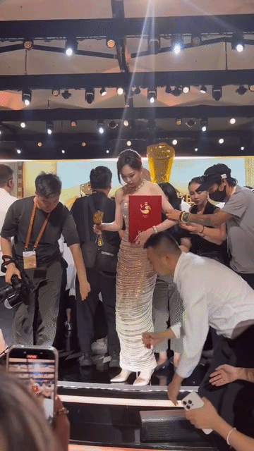 大家真的好爱唐嫣！唐嫣下楼梯差点摔倒，这是惊动了多少人？前后左右全部都紧张的护住
