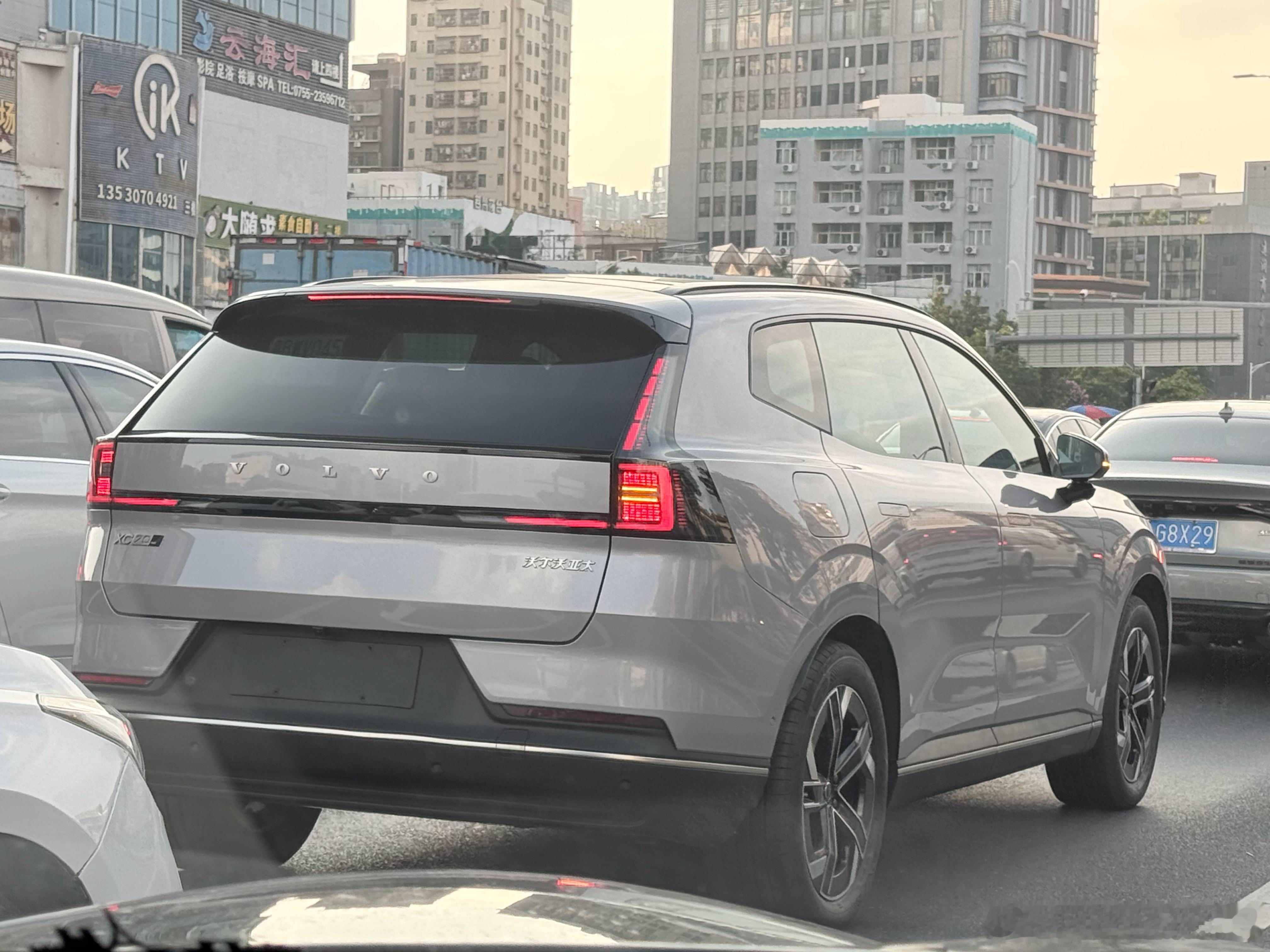 见到沃尔沃XC70了相比沃尔沃的燃油车设计看起来确实更时尚了观察了一下车主大概4