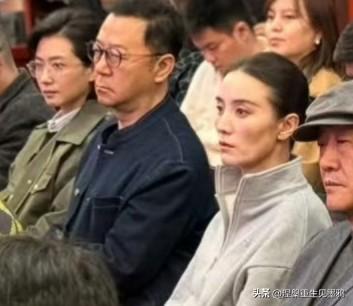 万茜、郭涛，宋佳罕见同框，三人并排而坐，气场十足。在国话现场，郭涛当天的装扮