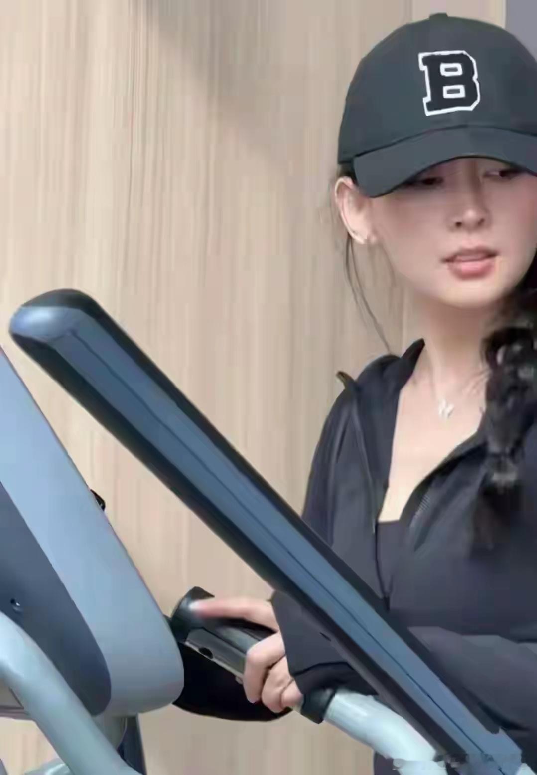 汪峰的快乐谁懂呀！现女友森林北健身照曝光这身材柔韧度可以啊