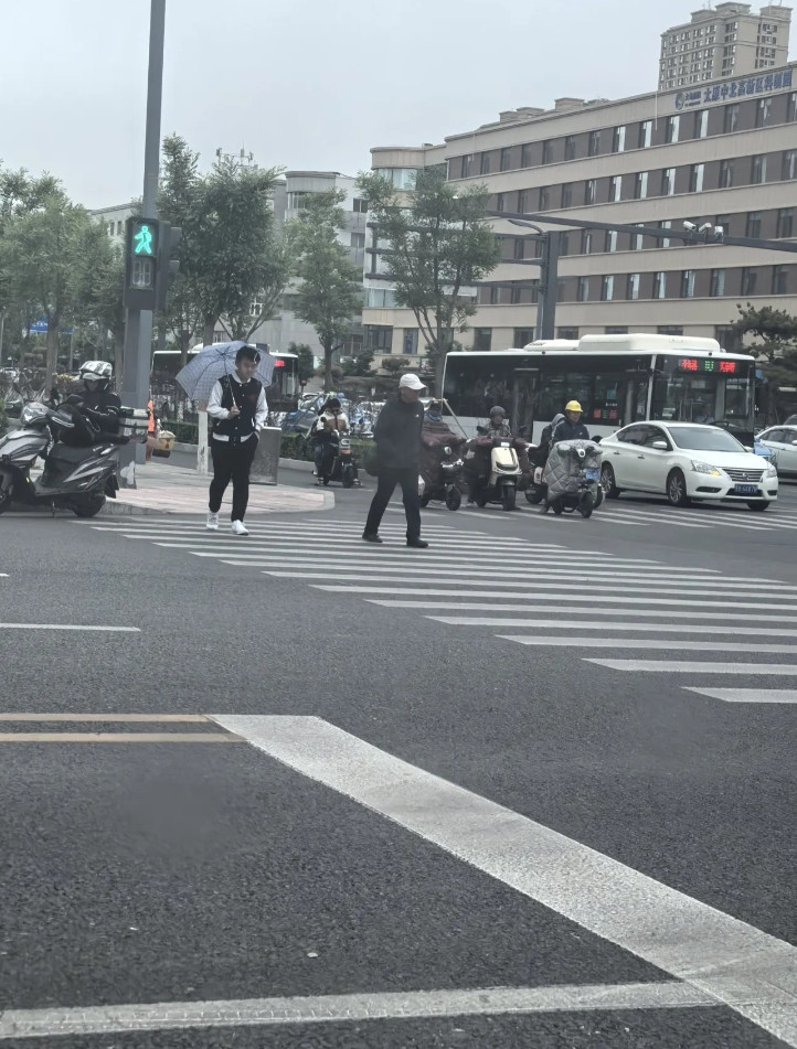 山西这夏天，咋就“爽约”了呢！家人们，你们瞧瞧别的省份，人家都已经热热闹闹地开