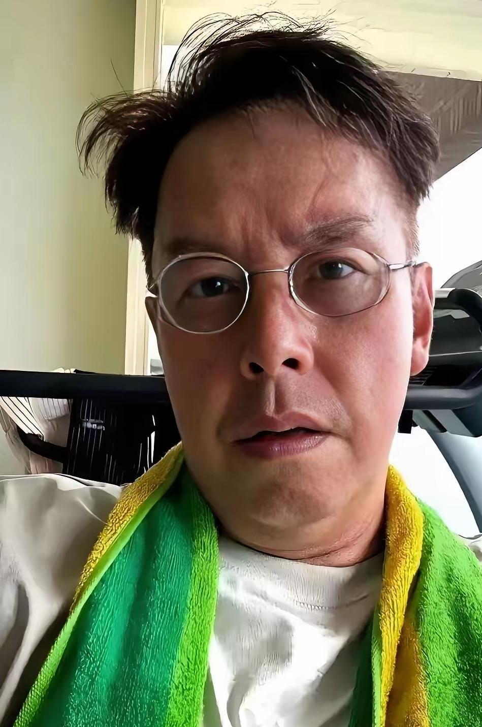 我一个朋友是健身教练，看了谭咏麟状态，她说了句大实话，她说：谭咏麟这个人靠极