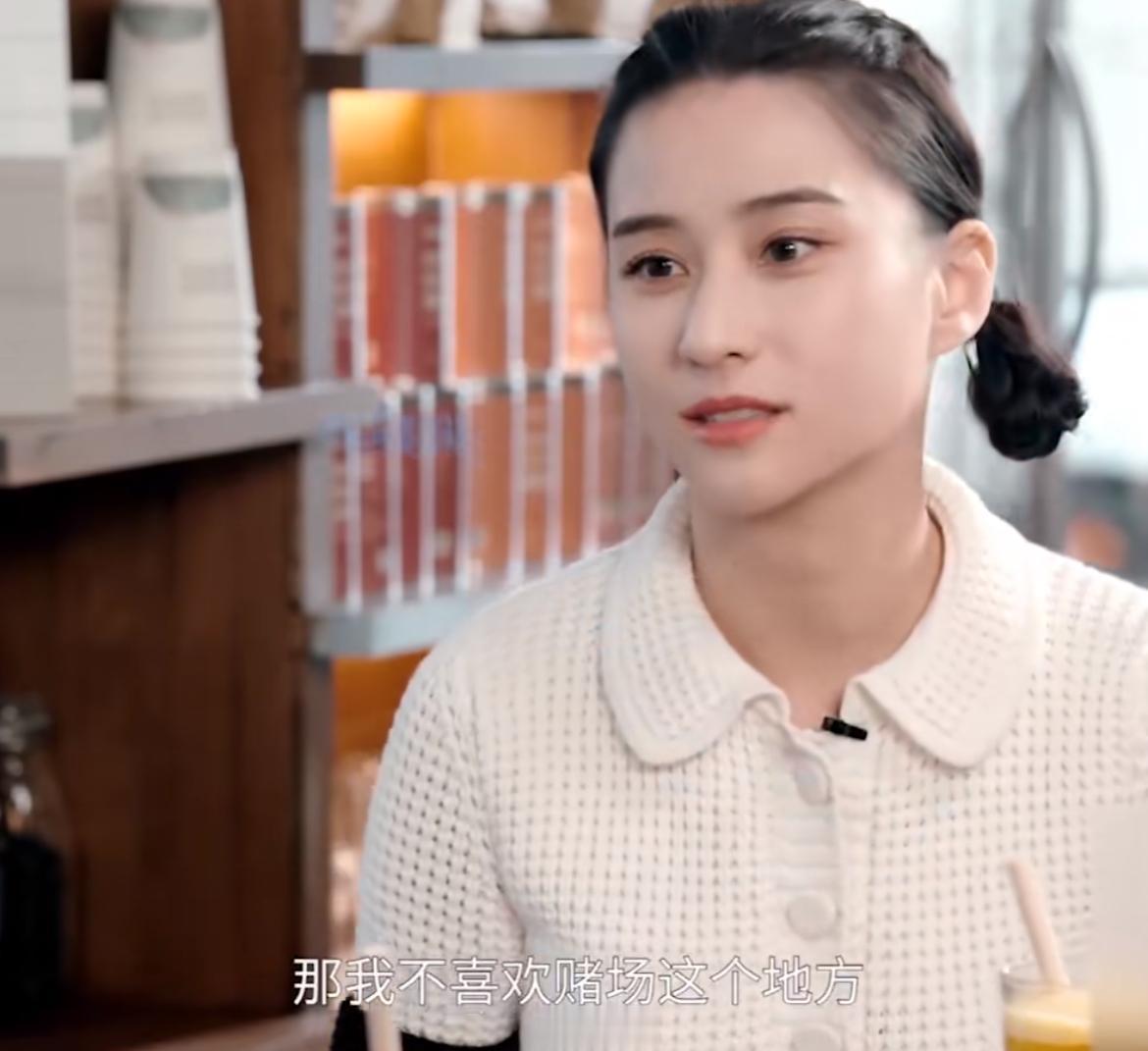 刘嘉玲问了何超莲一个大家最想知道的问题：你喜欢赌钱吗？[惊恐]何超莲毫不讳言