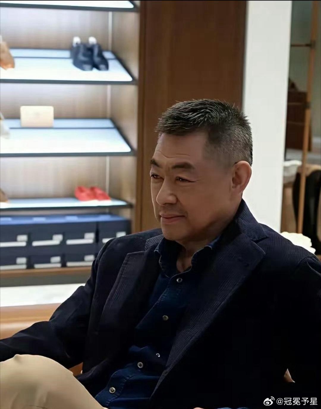 朱珠和老爸简直一个模子刻出来的。