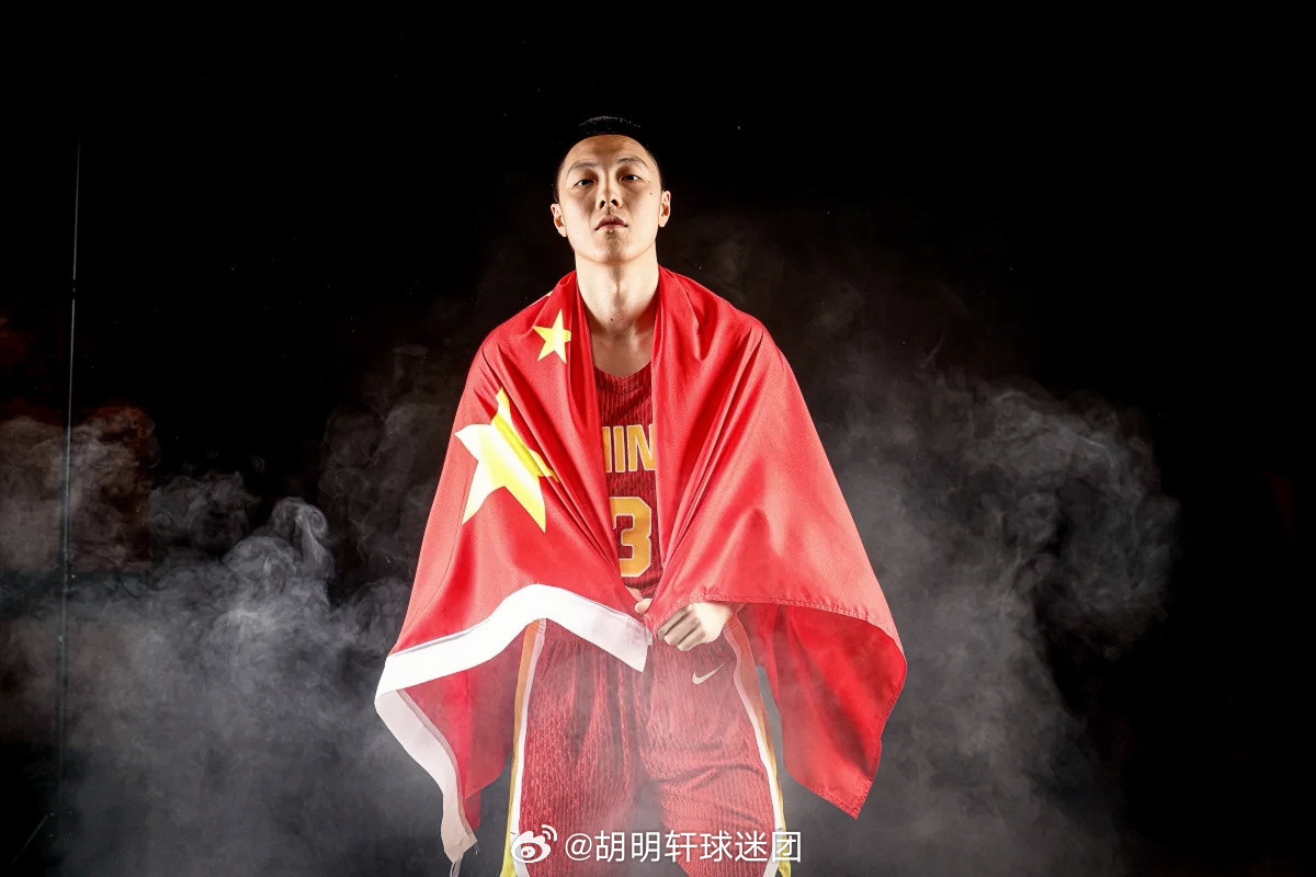 2025男篮亚洲杯官方写真——No.3胡明轩及队员合拍📸胡明轩中国男篮2025