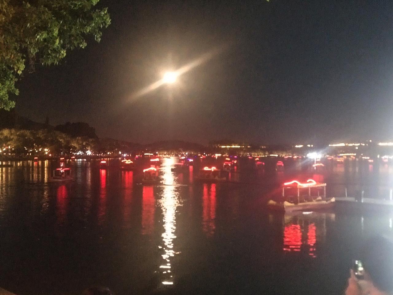 我不知道南京玄武湖这波泼天流量是哪里来的？反正作为南京人我是惊到了。这两天南