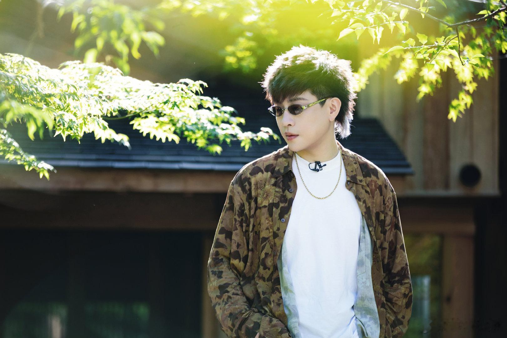 歌手直播胡彦斌神编曲鬼嗓子胡彦斌直播走心畅谈音乐初心，舞台编曲发挥稳定，从未失