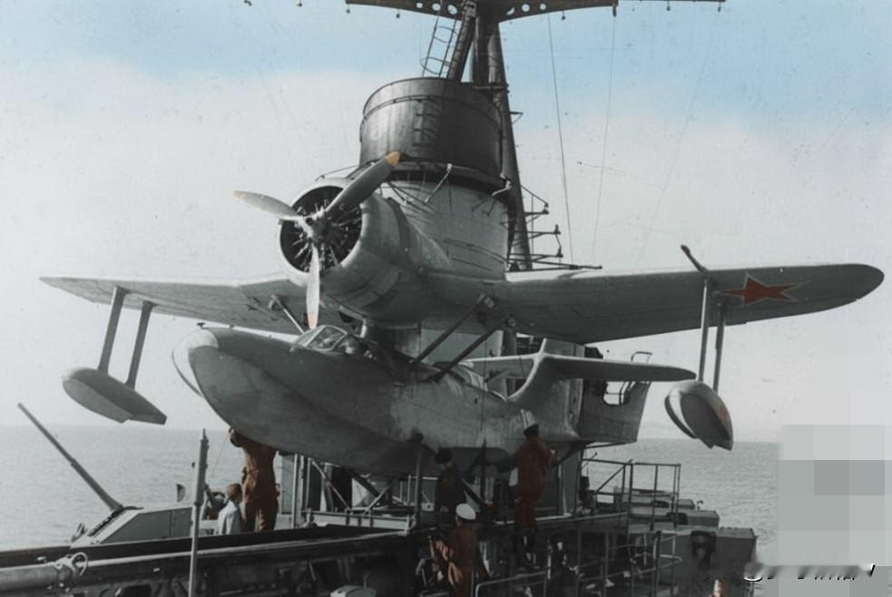 上世纪三十年代是一个海军纷纷喜欢给自己战列舰、重型巡洋舰等主力力舰配备水上飞机的