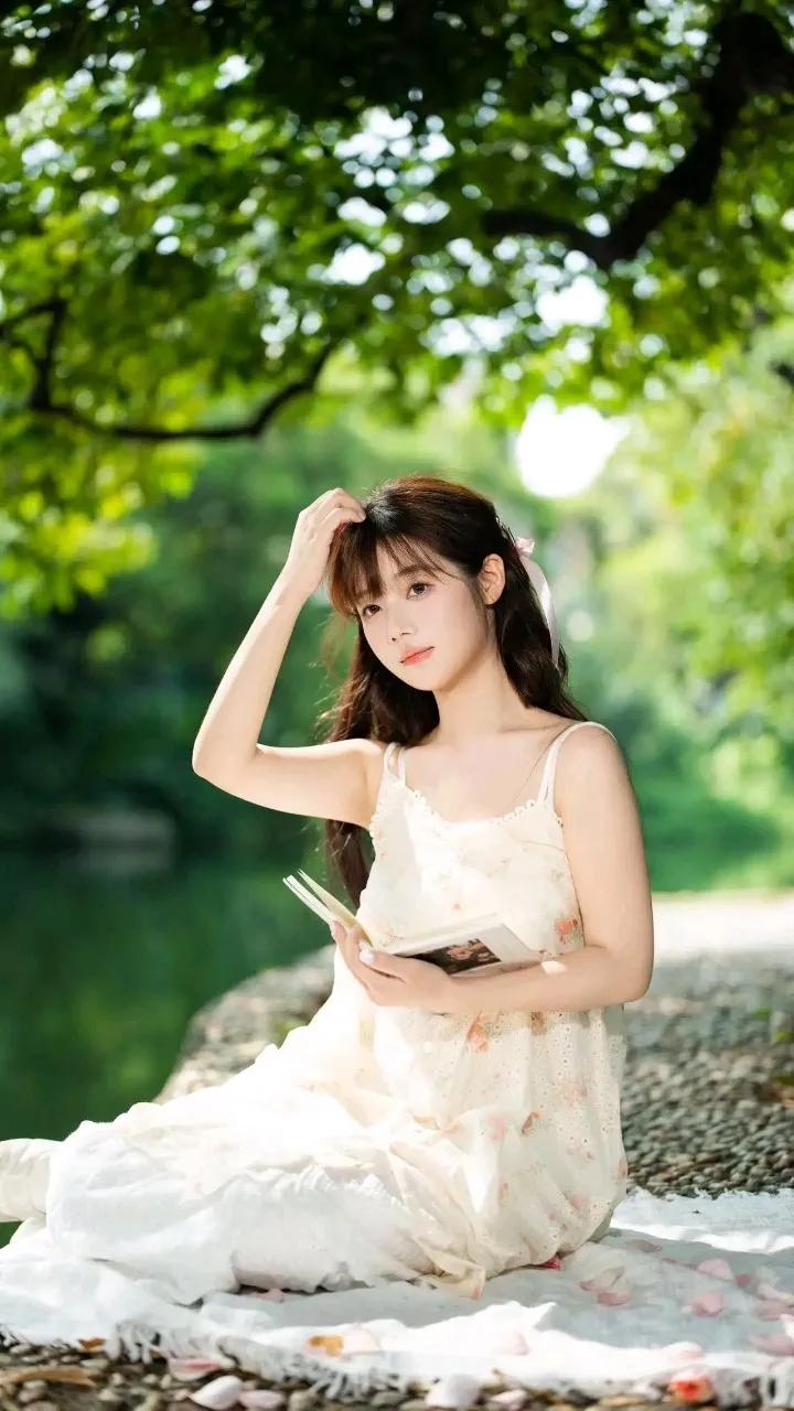 少女摄影|NO.0134期🌸「少女的冬日暖阳是碎花裙摆与阳光的私语」🌞