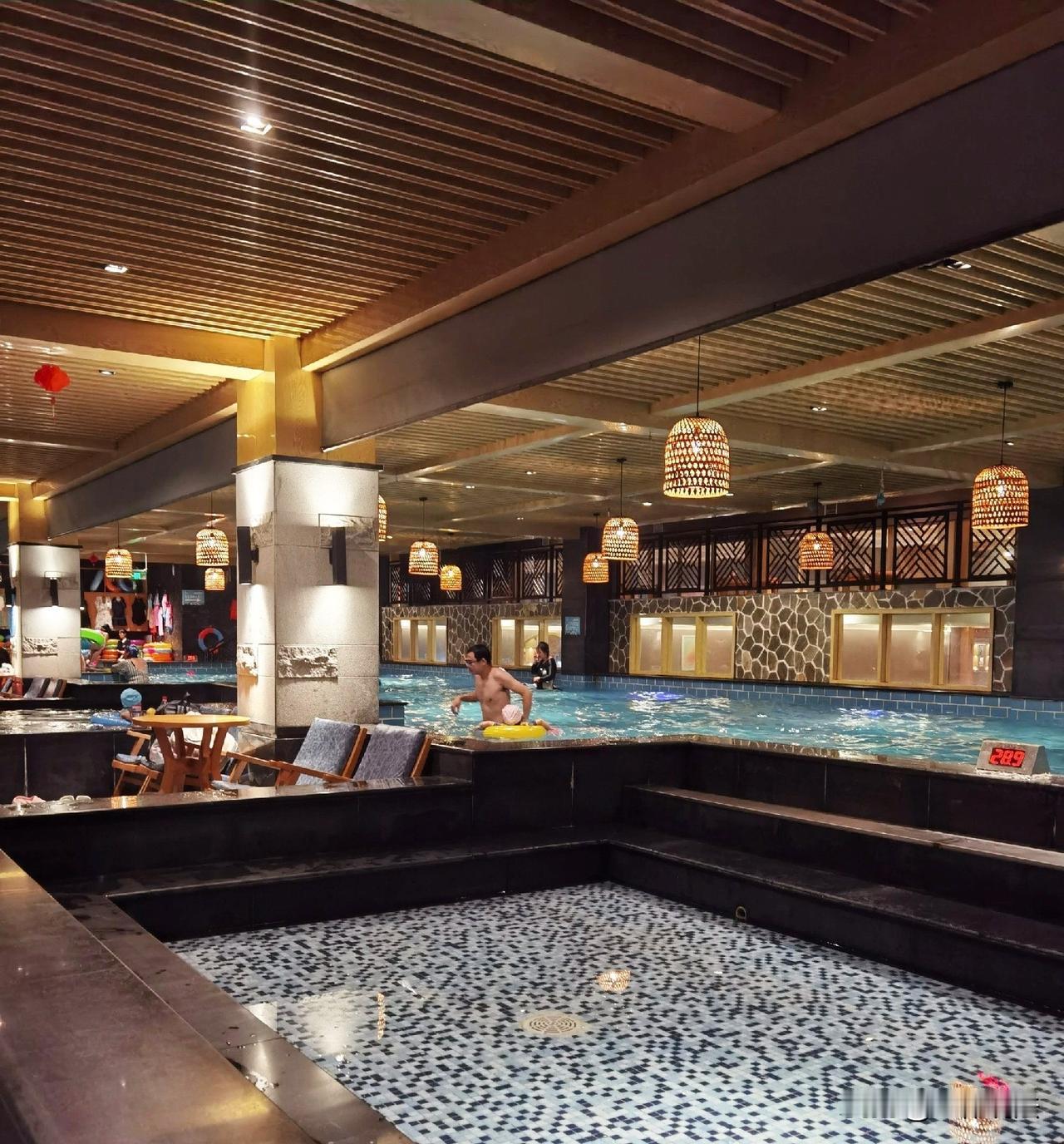 云南昆明，女子带90多岁的父亲到温泉洗浴中心泡澡，买票前，女子明确表示，她会全程