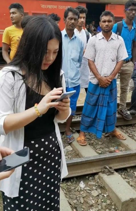 小姐姐去旅游，一群人围观她，有点小紧张。三哥家的人口比较多，低种姓女性地位不高