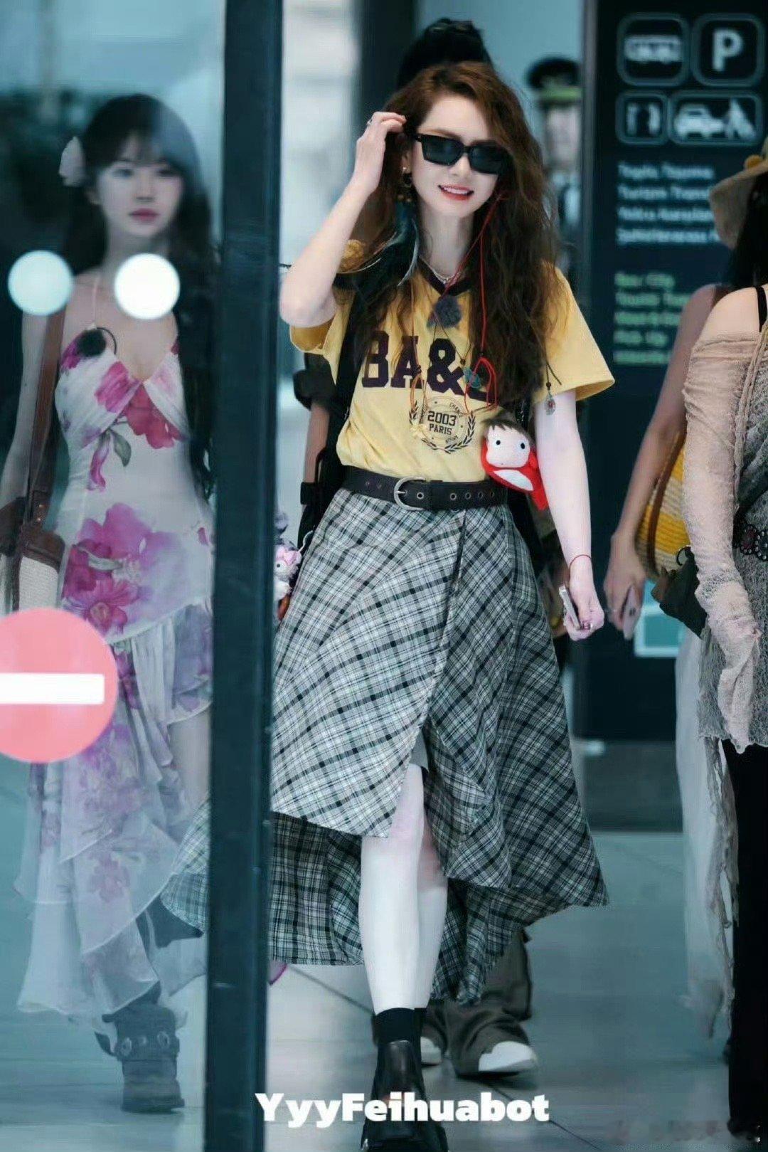 谁给戚薇选的紫色丝袜大侦探戚薇的紫色丝袜造型堪称“神来之笔”！不仅没有违和感，