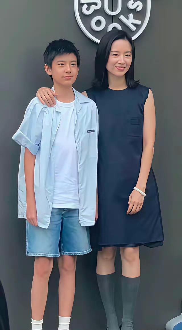 同样是离婚后独自带儿子，董洁和佟丽娅养娃风格完全不一样。董洁以前把顶顶抓得太紧