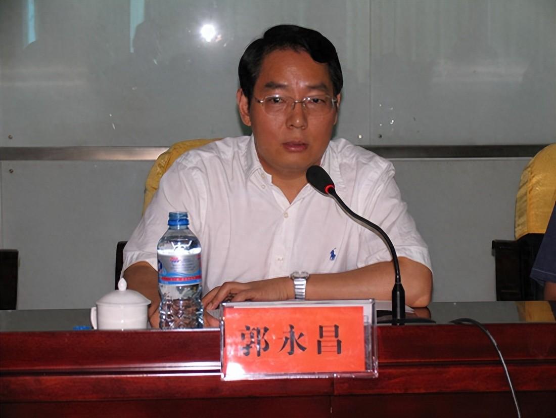 白天给百姓发钱，晚上酒桌狂欢，逼疯了开发商，也葬送了自己。这说的是河南固始县