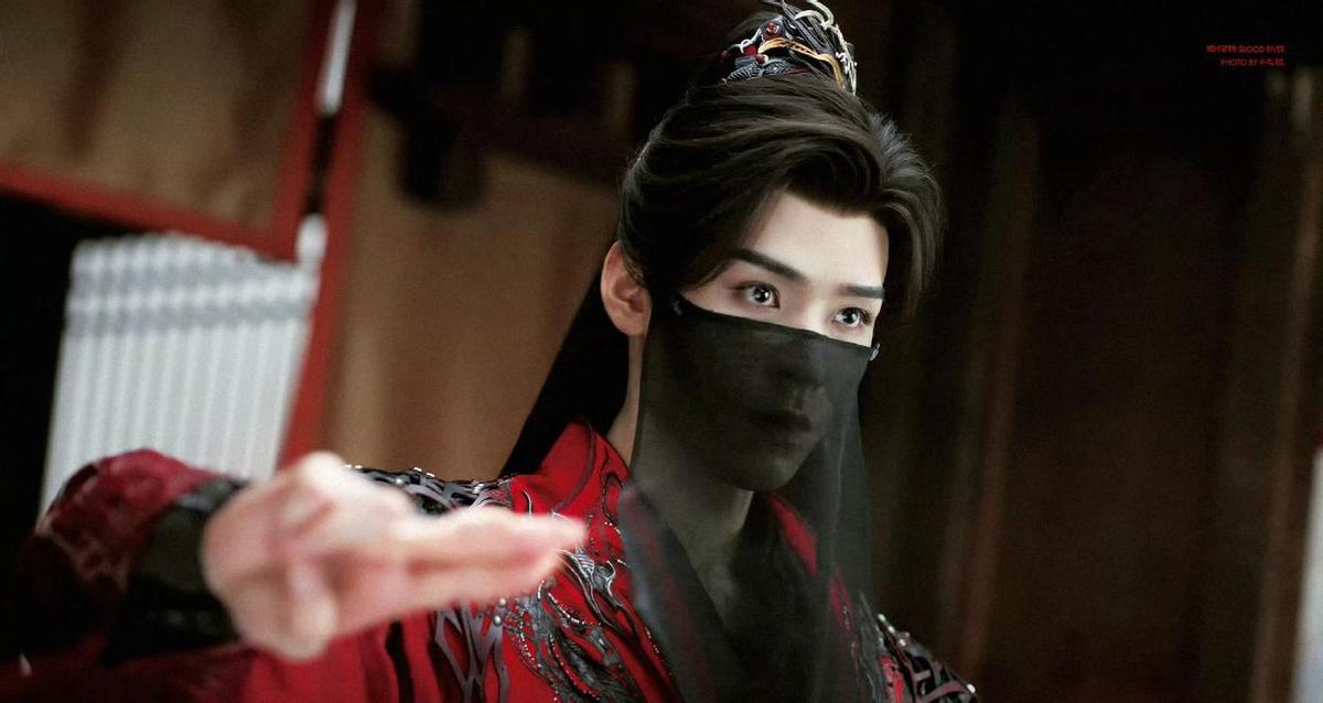 龚俊录《花儿与少年》第一站，凌晨三点爬起来，一句话没说，硬扛。不是不想睡，是怕