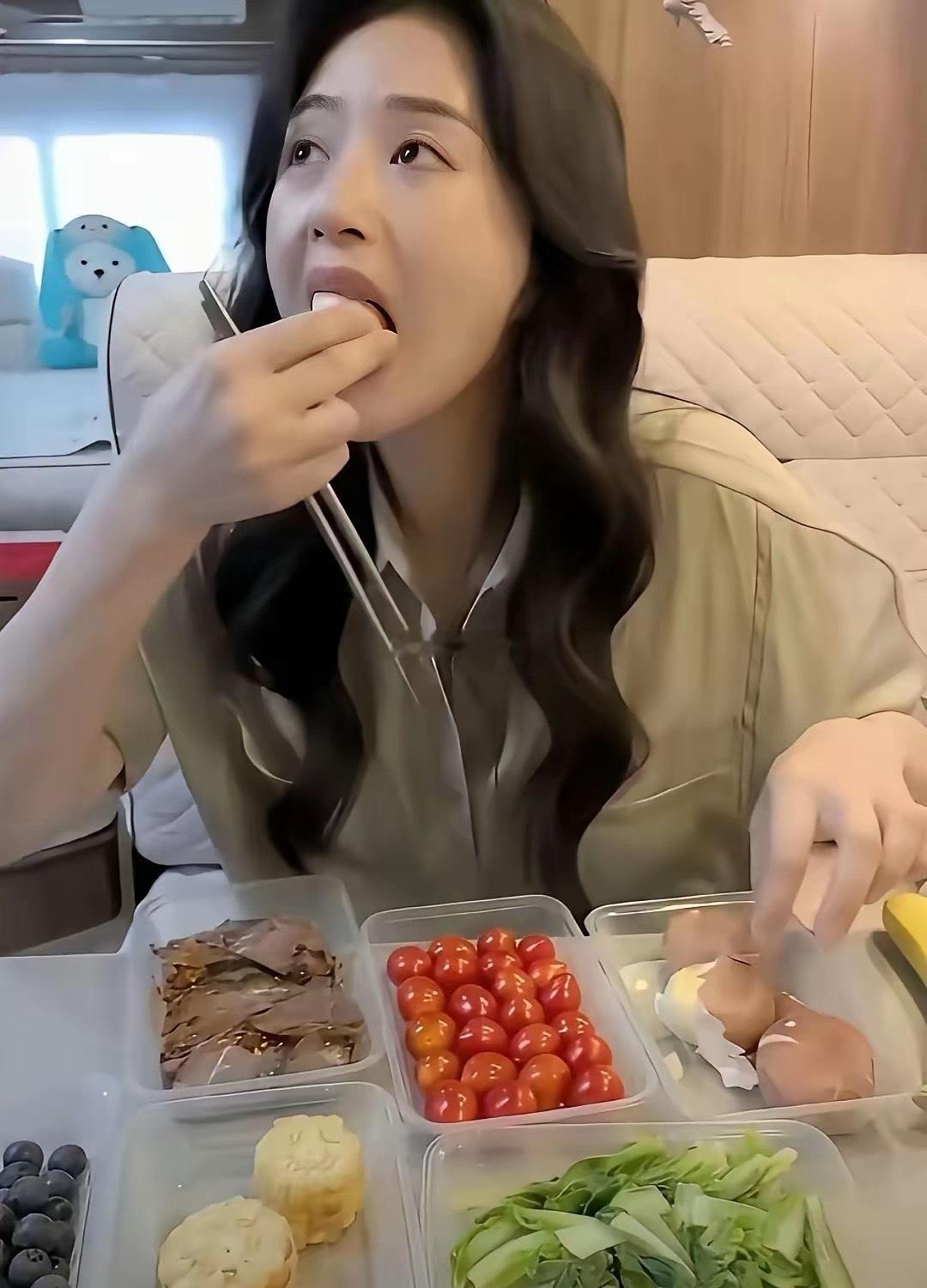看蒋欣晒出的剧组工作餐，才真切感受到演员上镜的不易​​​