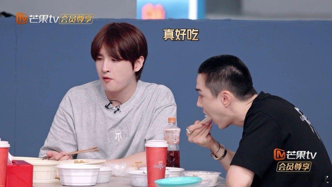 张远演我减肥李承铉：吃点鸡蛋青菜没事的！我：好的我再加几块肉[大笑]​​​