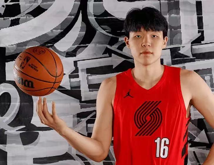 杨瀚森下赛季稳了，队内两个大佬采访中亲口承认杨瀚森球队地位！近日，霍乐迪正式亮