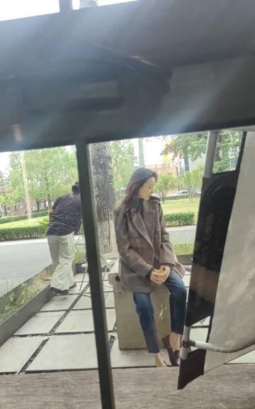 董洁果然是明星，随便一拍神韵就出来了，这个鼻子这个下颌线，还有体态都是自然舒展的
