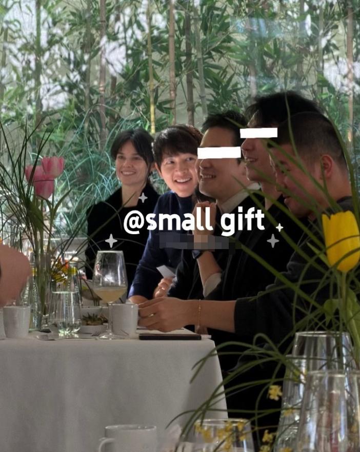 宋仲基夫妇出席好友婚礼宋仲基和妻子出席好友婚礼，状态如何？