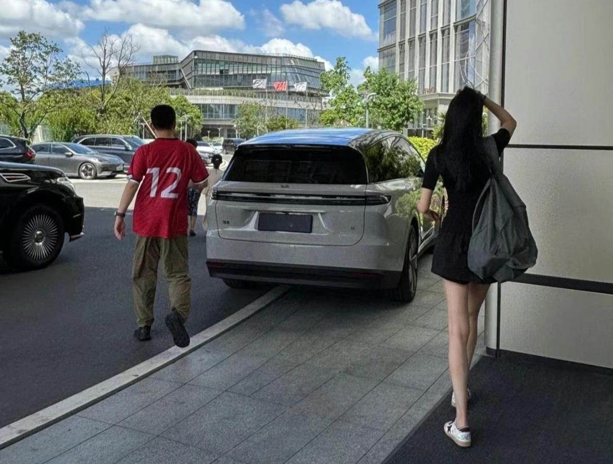 和老婆开i8出门被偶遇了这车可真长啊[滑稽笑]​​​