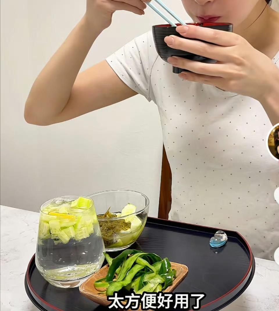 日本主妇的晚餐，一根小黄瓜配米饭吃，连青瓜皮都舍不得扔掉