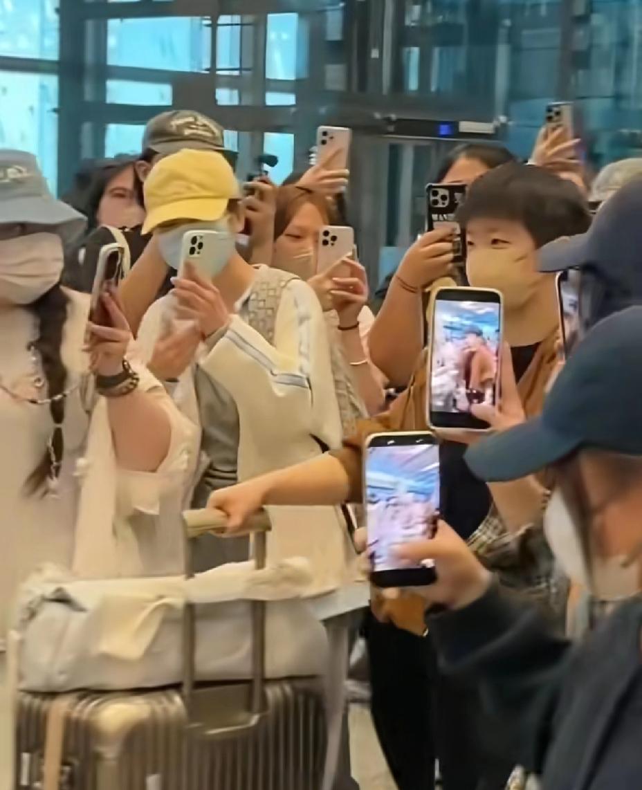 要说孙颖莎真是有涵养，机场遭球迷围堵、怼脸拍，一点也不生气，眼角依然带着笑