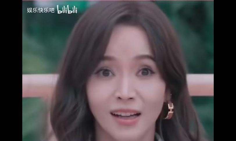 侯佩岑的近镜头发现侯佩岑还是老了尤其是眼部周围都出现了耸拉了其实她应该是很累