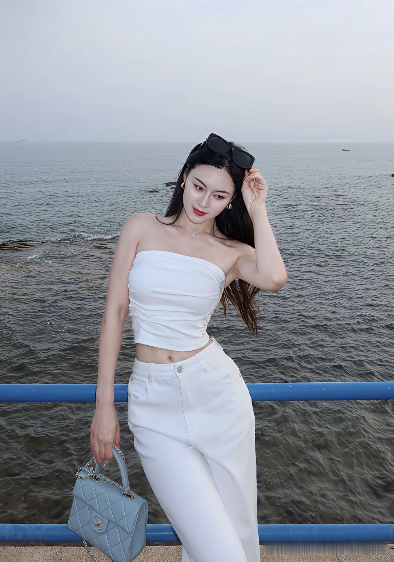 吹一吹海边温柔的海风，把日常的烦恼都交给大海。