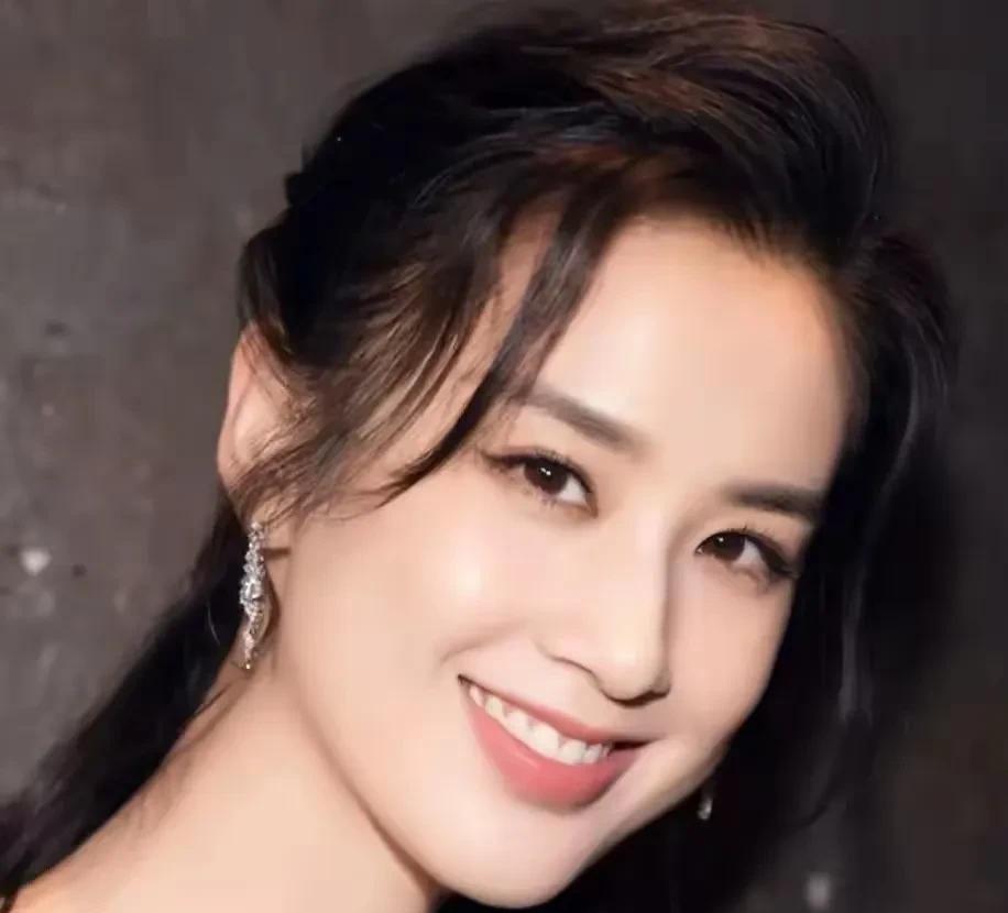 我看了完整的节目，反而觉得黄圣依妈妈是一个不强势的人。她之前写了一本书，书中写