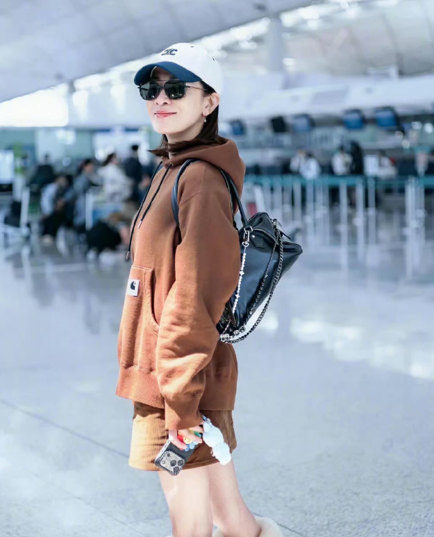 佘诗曼近照有点搞不懂现在是春天，这么的暖，佘诗曼居然穿雪地靴，难道不怕脚冒汗的