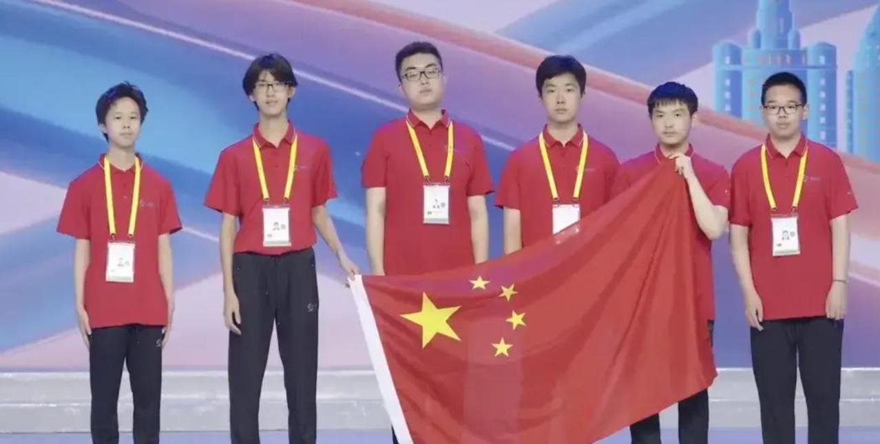图一，是中国队。图二，是美国队。图三，是中国队和美国队的合影。那么问