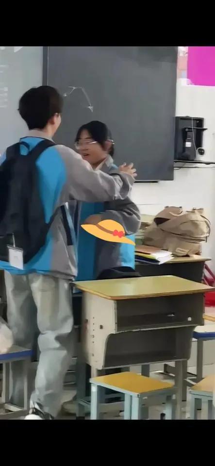 高考结束的铃声刚停，男生立刻起身，快步走到女同桌面前，直接问：“我能抱你一下吗？