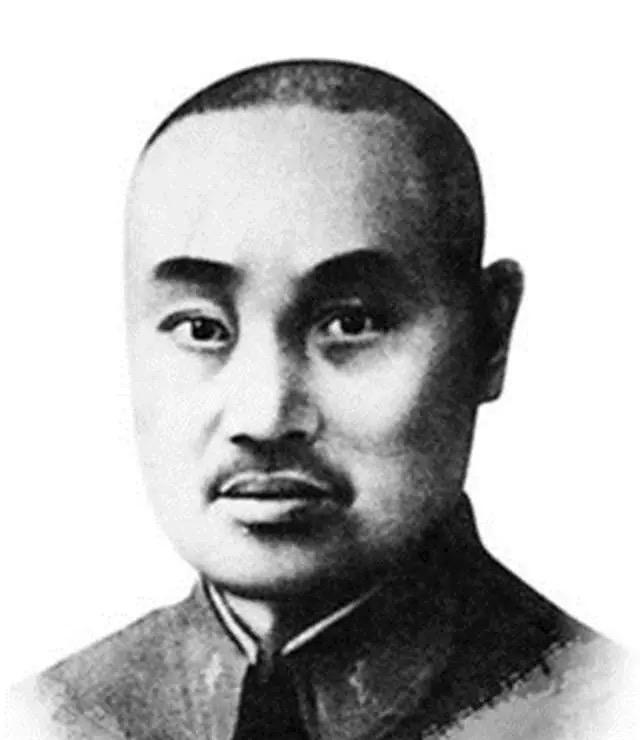 1938年春，滕县北门城楼上，王铭章将军的望远镜牢牢锁定了远处那个耀武扬威的日军