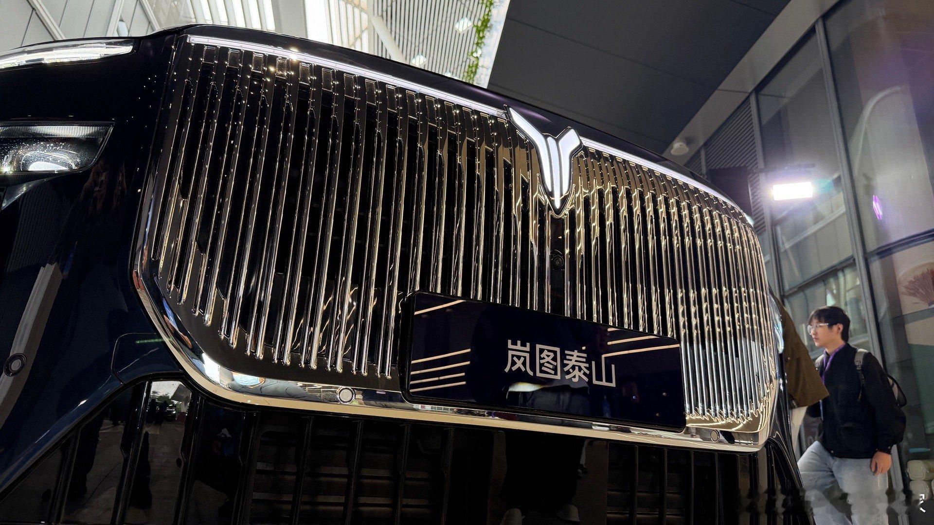 现在汽车发布会都喜欢找一个词，做发布会的主题！今天岚图的泰山发布主题是“争锋”，