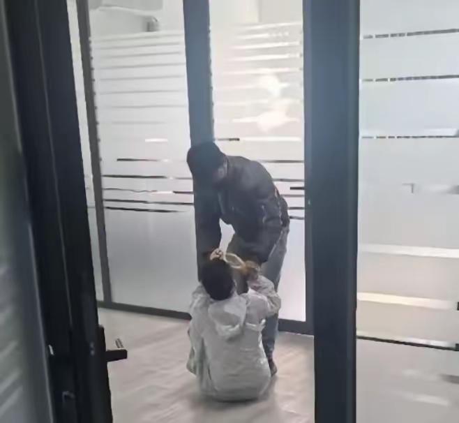 越南出事了！3名中国员工不愿意接手棘手工作，领导当场开口把人辞退，还拿空白离职单